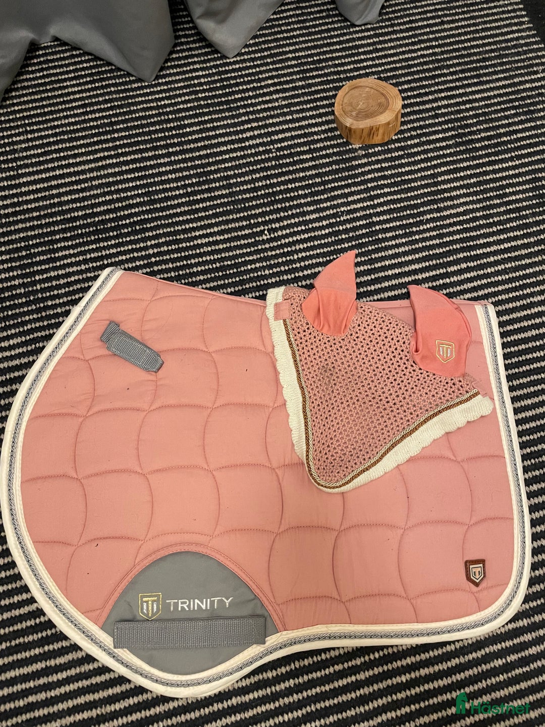 Schabrak & Vojlockar hästutrustning till salu: Rosa schabrak med matchande huva i Umeå - Annons 1