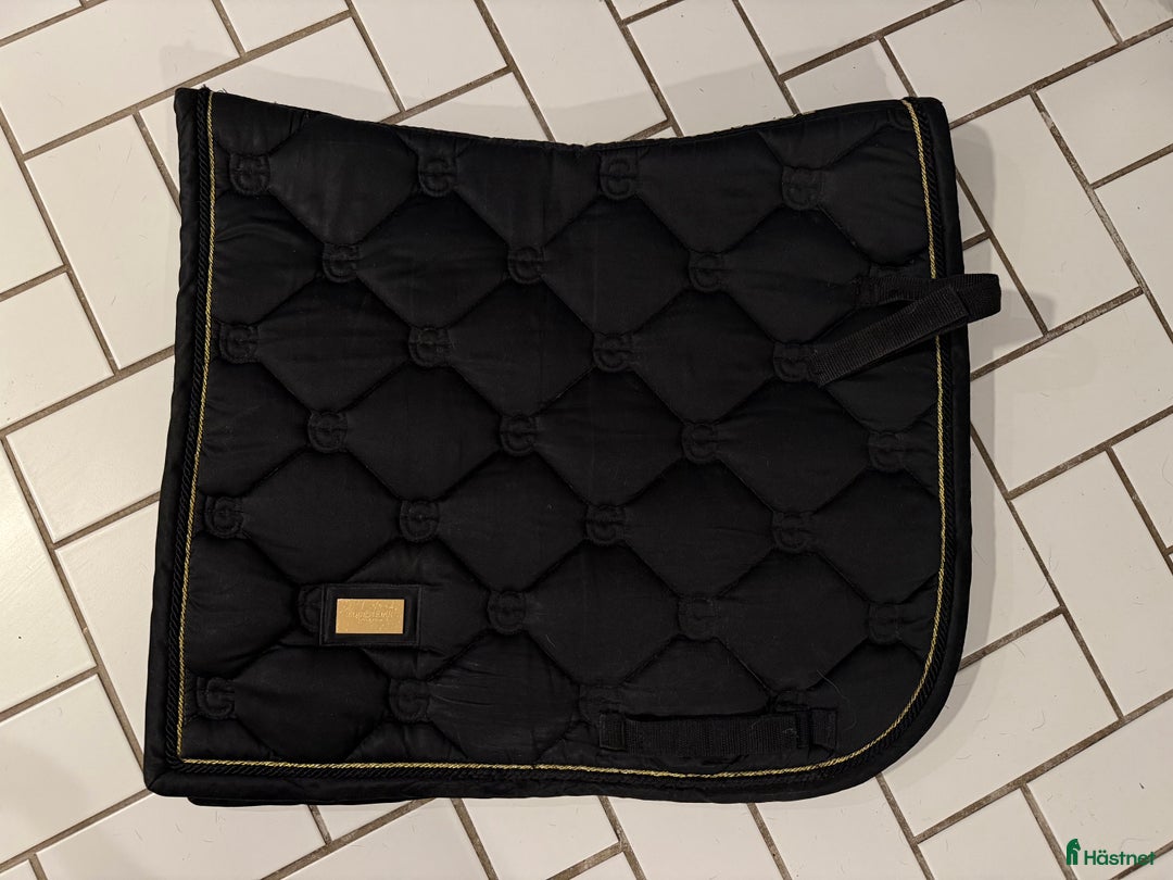 Schabrak & Vojlockar hästutrustning till salu: Equestrian Stockholm svart dressyrschabrak i Bromma - Annons 1