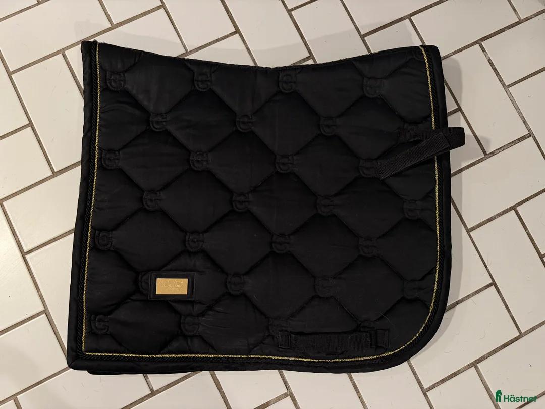 Schabrak & Vojlockar hästutrustning till salu: Equestrian Stockholm svart dressyrschabrak - Annons 1