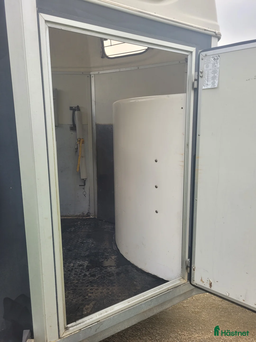 Hästtransporter  fordon & transport till salu: Hästtransport med lem och dörr baktill i Slöinge - Annons 2