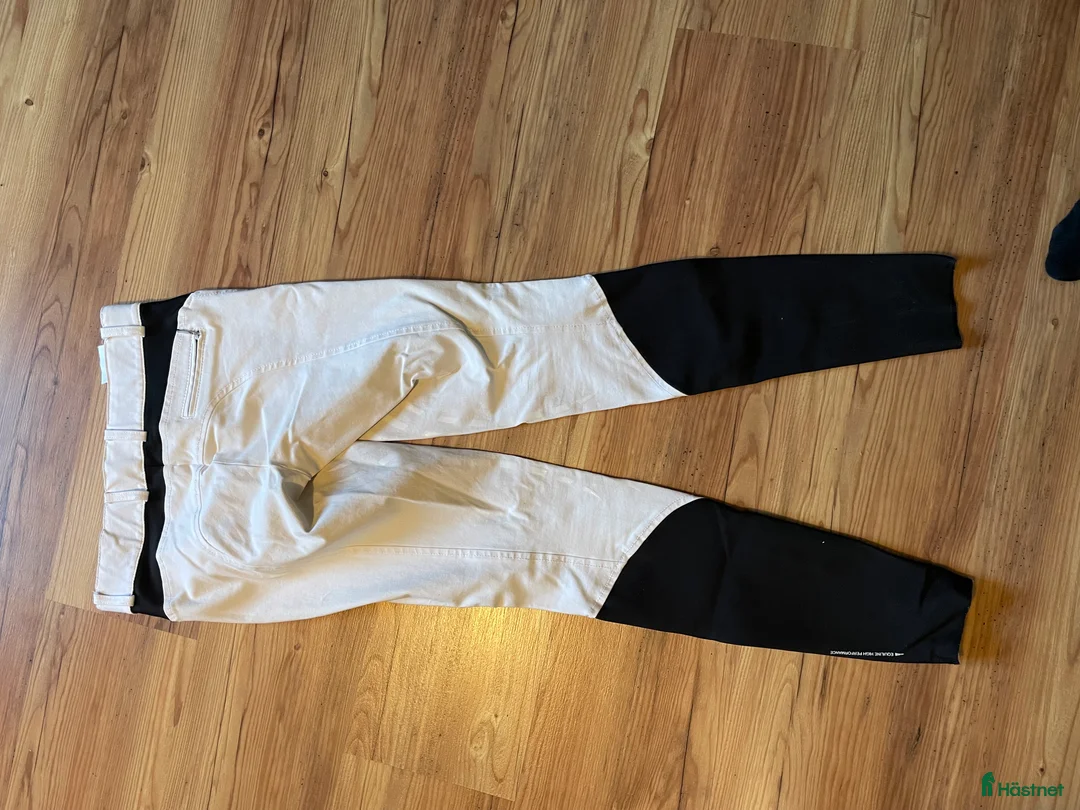 Ridbyxor ryttarutrustning till salu: Vita ridbyxor med snygga svarta detaljer i Rättvik - Annons 2