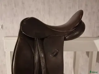 Sadlar hästutrustning till salu: Brun dressyrsadel i Hudiksvall - Annons 1