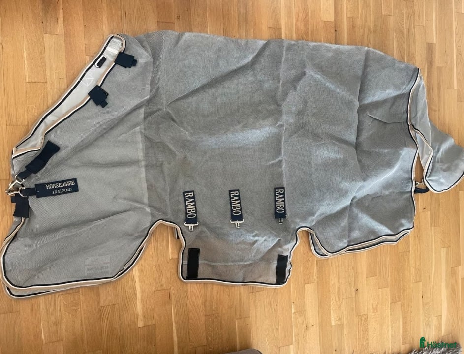 Täcken hästutrustning Flugtäcke med Hals 145cm - Annons 1