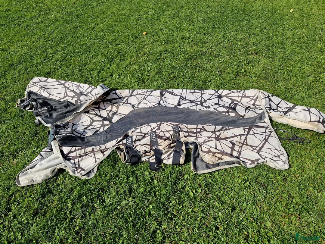 Täcken hästutrustning till salu: Regn/Flugtäcke Camofly 3-in-1 Plus Amigo Horseware - Annons 1