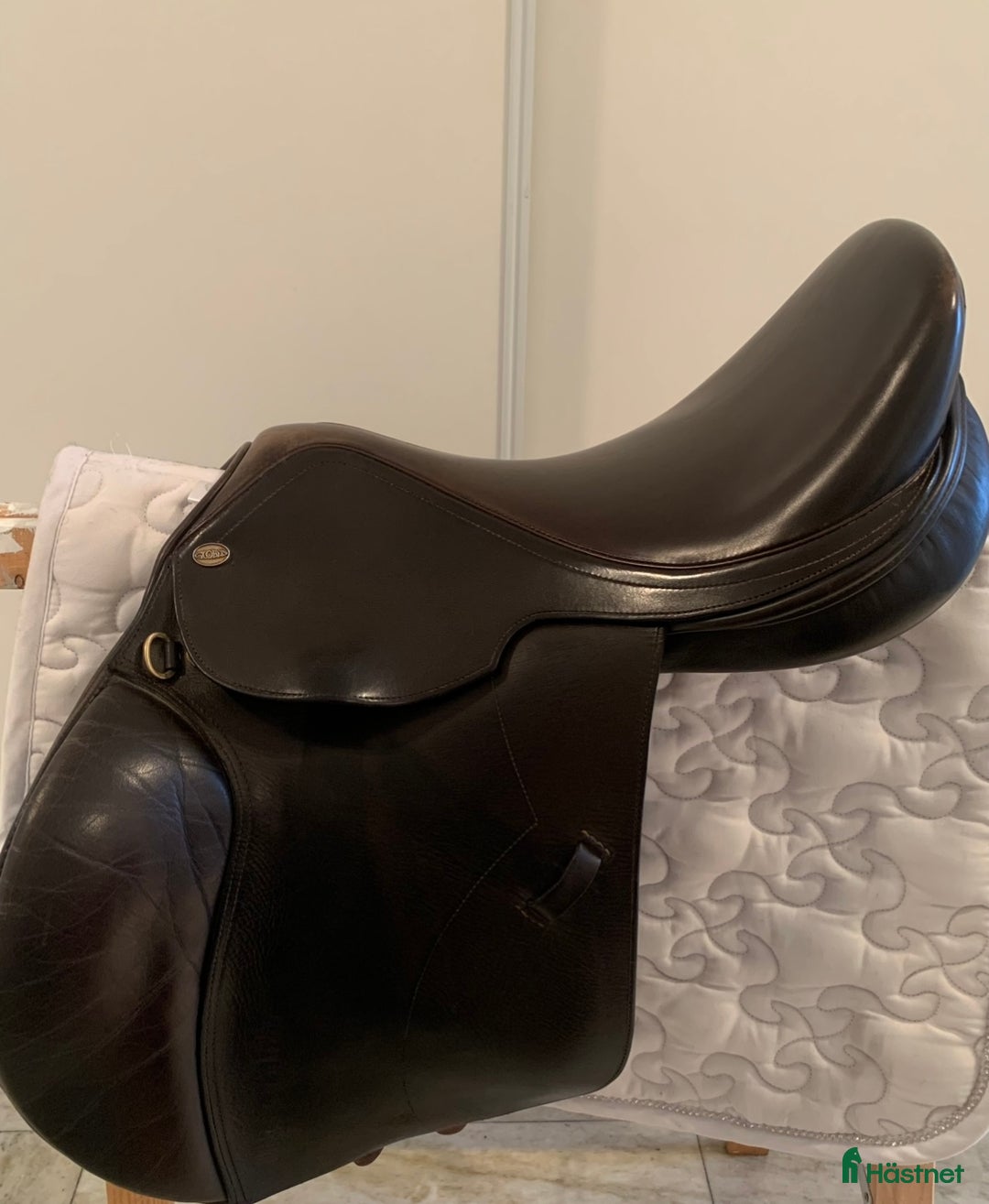 Sadlar hästutrustning till salu: Brun Clobus hoppsadel säljes  i Eskilstuna - Annons 1