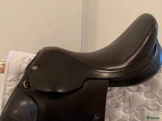 Sadlar hästutrustning till salu: Brun Clobus hoppsadel säljes i Eskilstuna - Annons 1