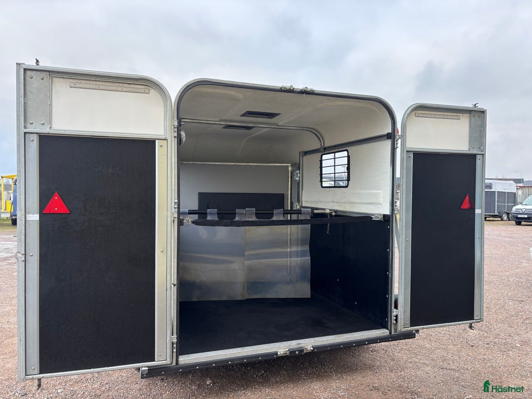 Hästtransporter  fordon & transport till salu: Fautras Icelandic med öppningsbar sida  - Annons 2