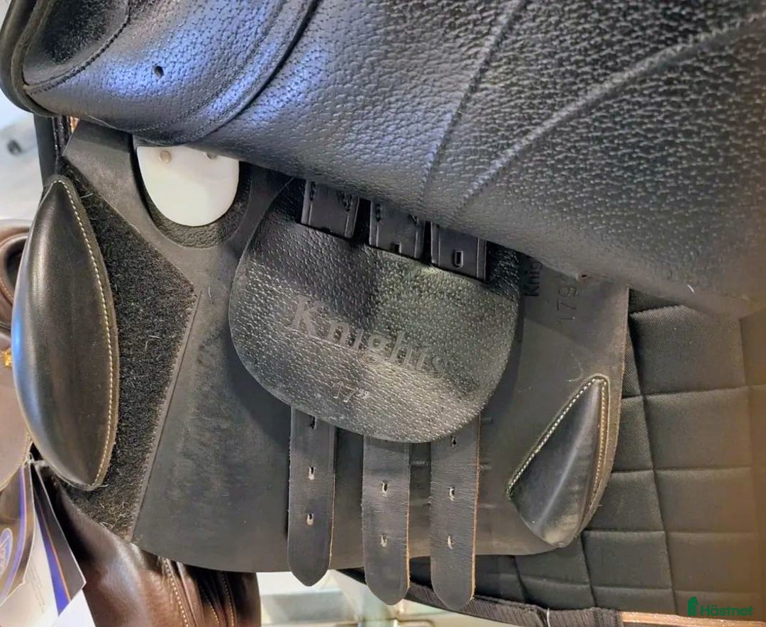 Sadlar hästutrustning till salu: Svart Siddhant Hoppsadel 17" i Fågelmara - Annons 2