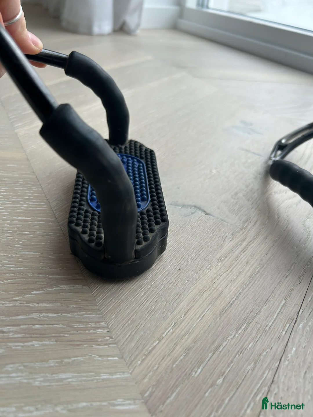 Stigbyglar hästutrustning till salu: Sprenger stigbyglar Bow Balance svart/anthracite - Annons 4