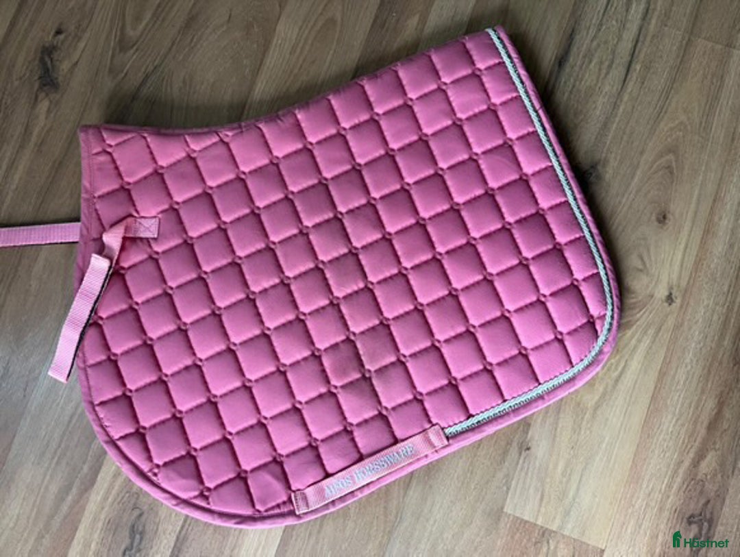 Schabrak & Vojlockar hästutrustning till salu: Rosa schabrak  i Mjöbäck - Annons 1