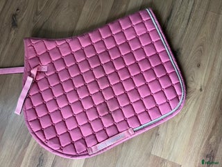 Schabrak & Vojlockar hästutrustning till salu: Rosa schabrak i Mjöbäck - Annons 2