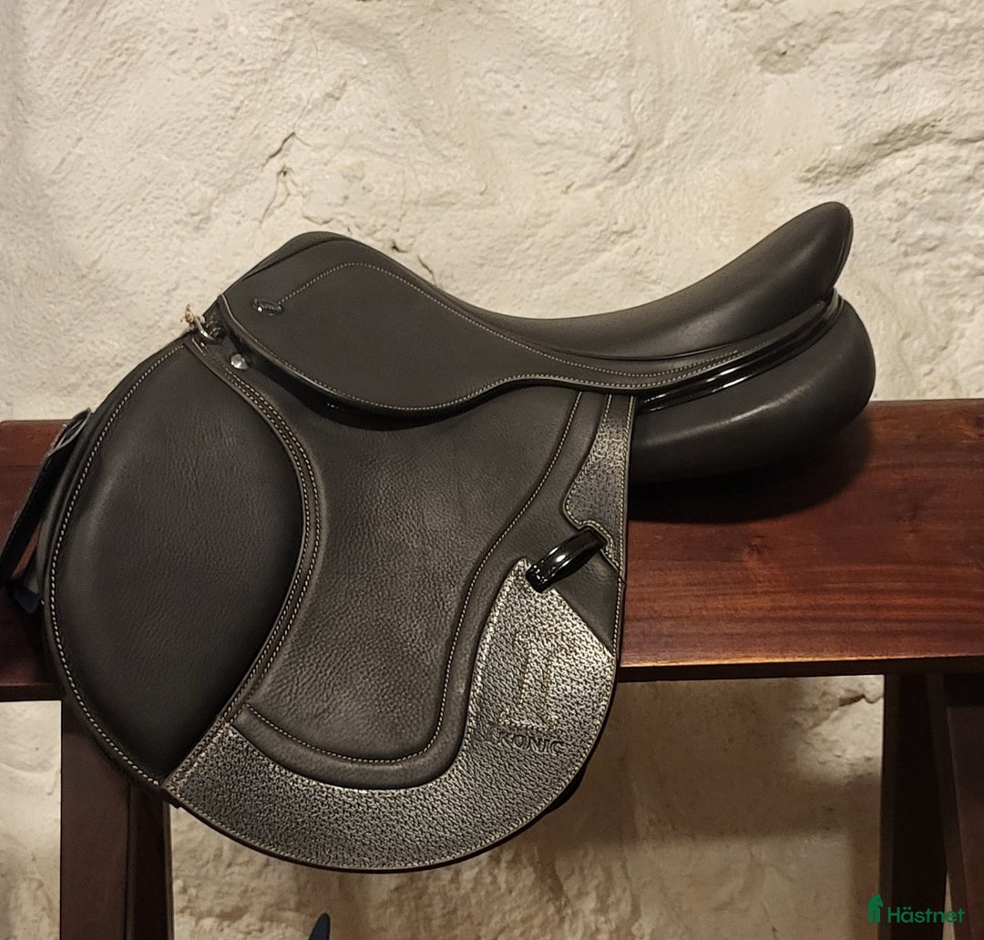 Sadlar hästutrustning till salu: Ikonic evo demo sadel 16tum i Åstorp - Annons 1