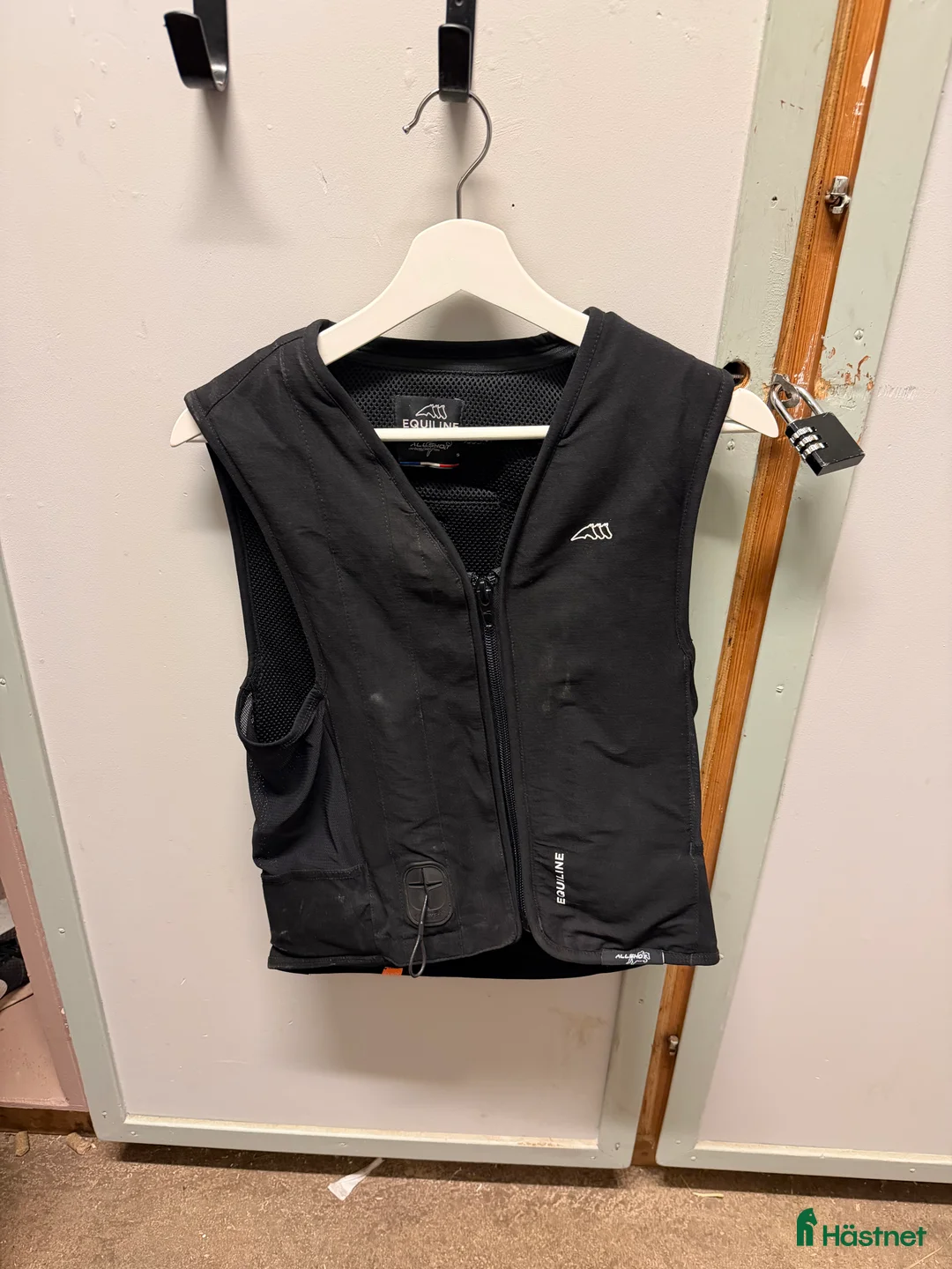 Säkerhetsvästar ryttarutrustning till salu: Uppblåsbar säkerhetsväst equline i Motala - Annons 1