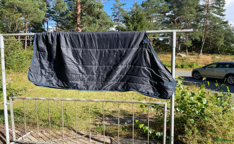 Täcken hästutrustning till salu i Fjärås - Annons 17
