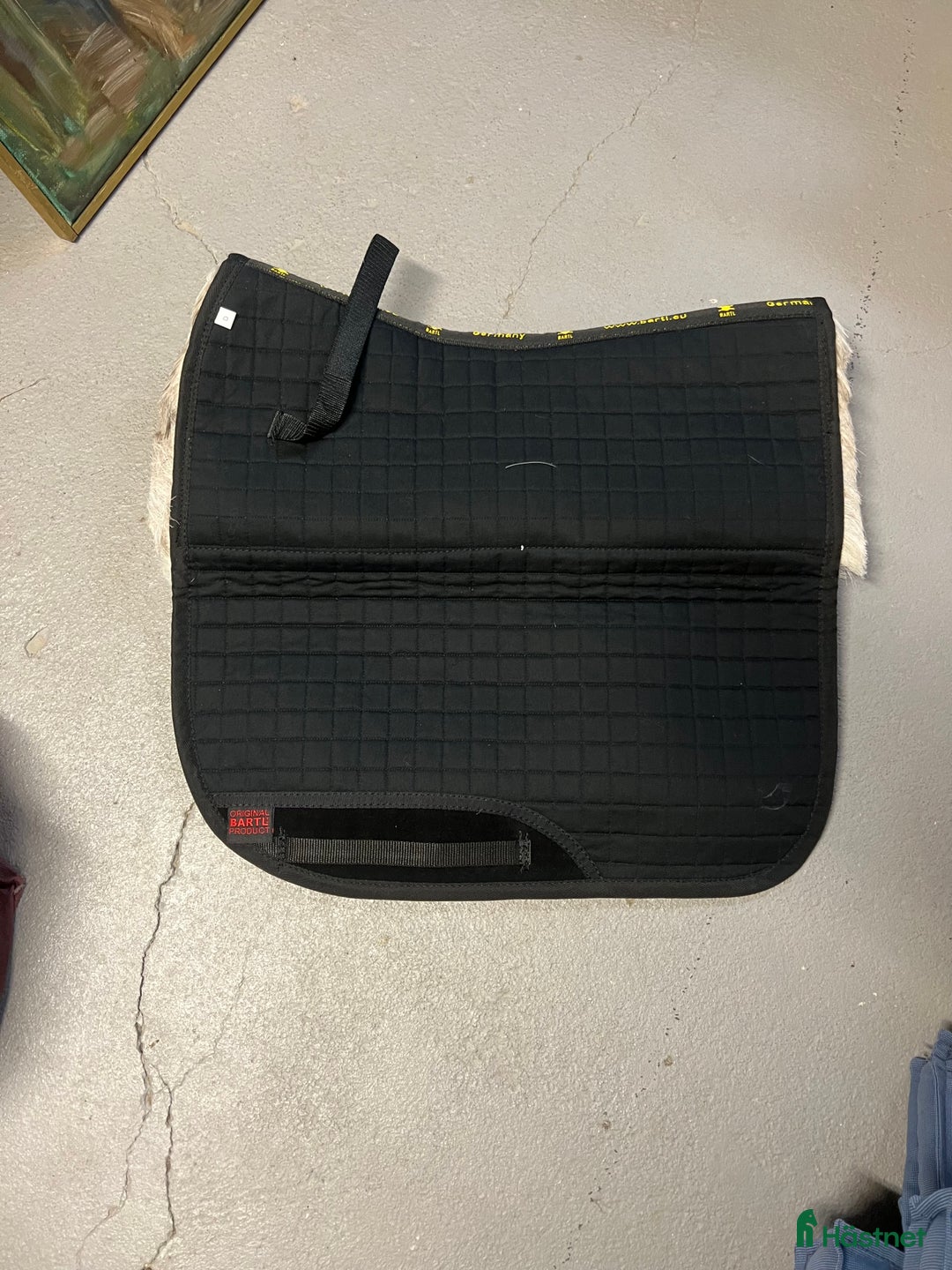 Schabrak & Vojlockar hästutrustning till salu: Nytt BARTL renskinnschabrak i Enköping - Annons 3