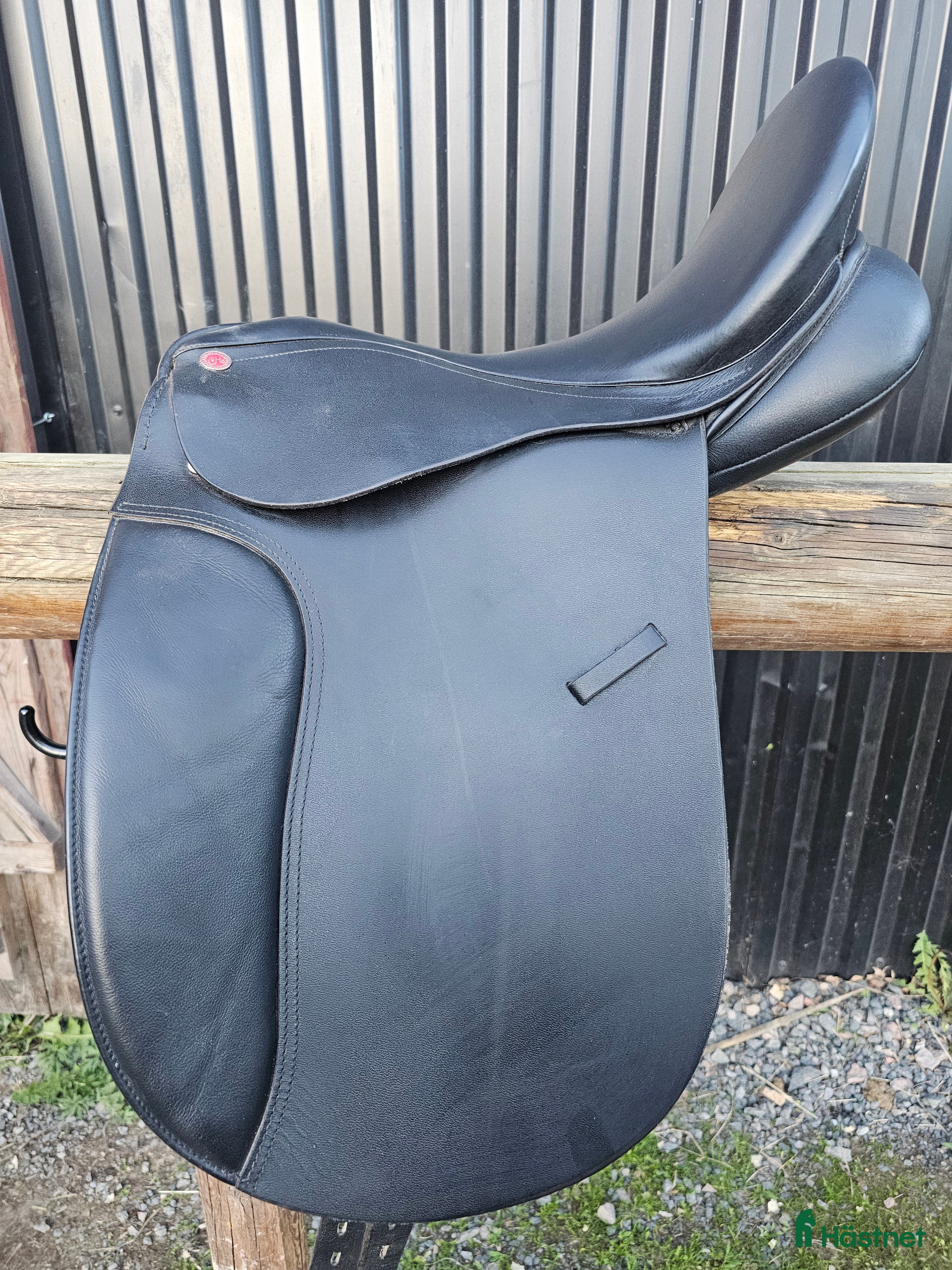 Sadlar hästutrustning till salu: En fin dressyrsadel för en billig peng. i Stora Skedvi - Annons 2