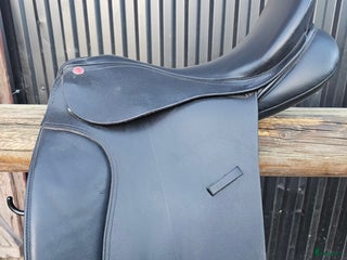 Sadlar hästutrustning till salu: En fin dressyrsadel för en billig peng. i Stora Skedvi - Annons 4