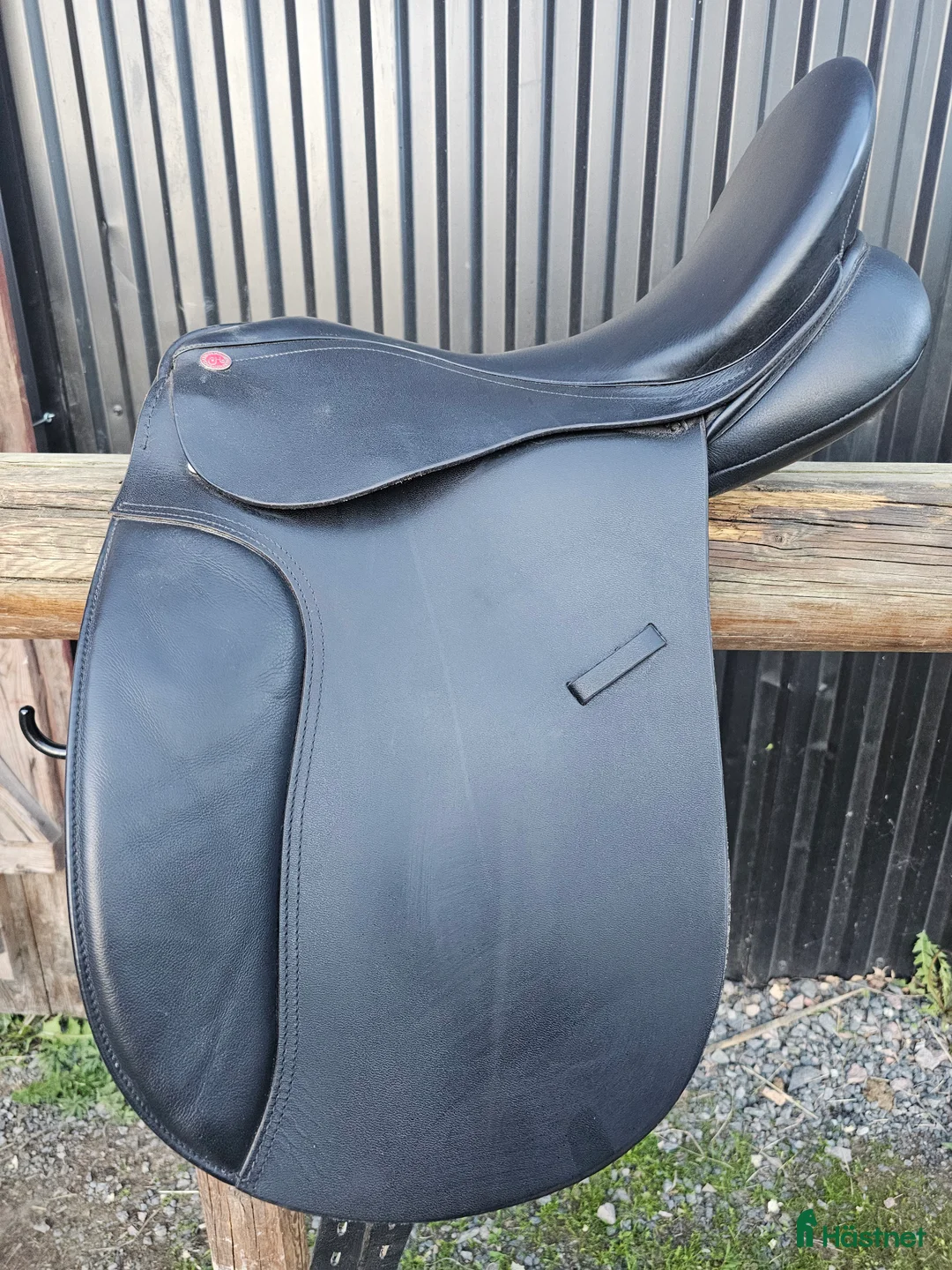 Sadlar hästutrustning till salu: En fin dressyrsadel för en billig peng. i Stora Skedvi - Annons 1