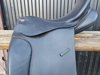 Sadlar hästutrustning En fin dressyrsadel för en billig peng. i Stora Skedvi - Annons 12