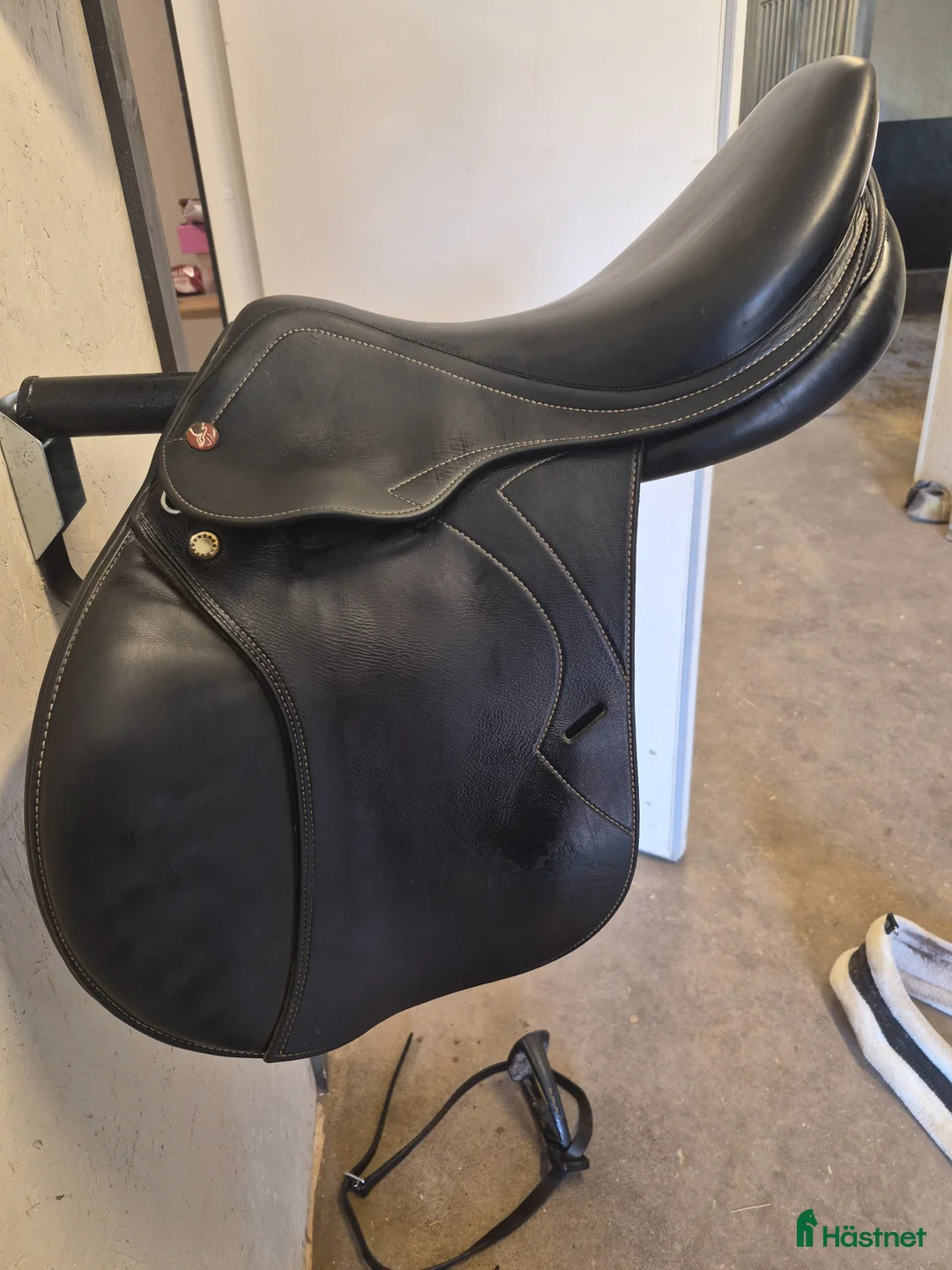 Sadlar hästutrustning till salu: Fin hoppsadel - Annons 1