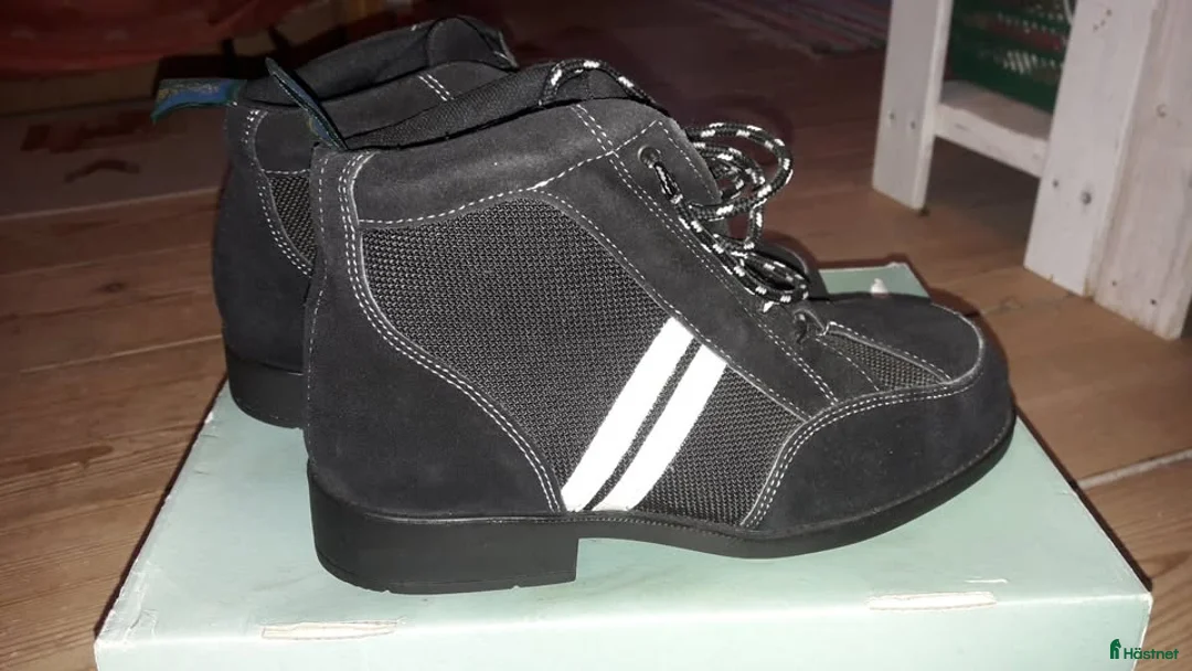 Ridstövlar ryttarutrustning till salu: Rid/stallskor med stålhätta, 38 i Nora - Annons 2