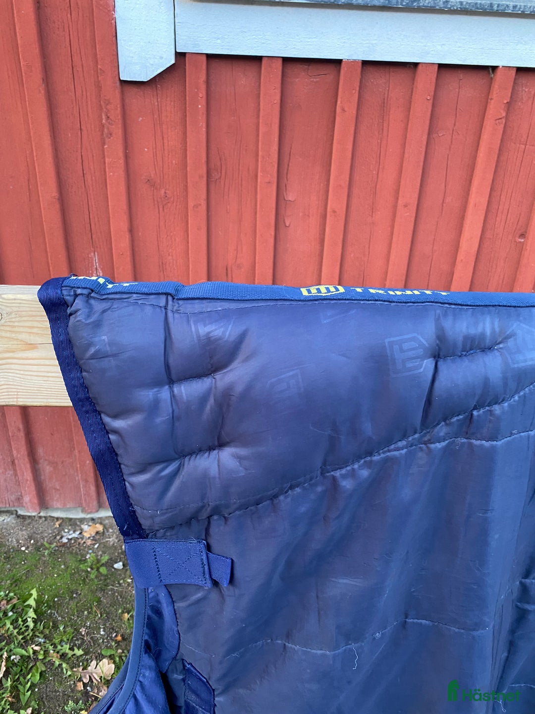 Täcken hästutrustning till salu: Stalltäcke Trinity stl 135 i Järfälla - Annons 2