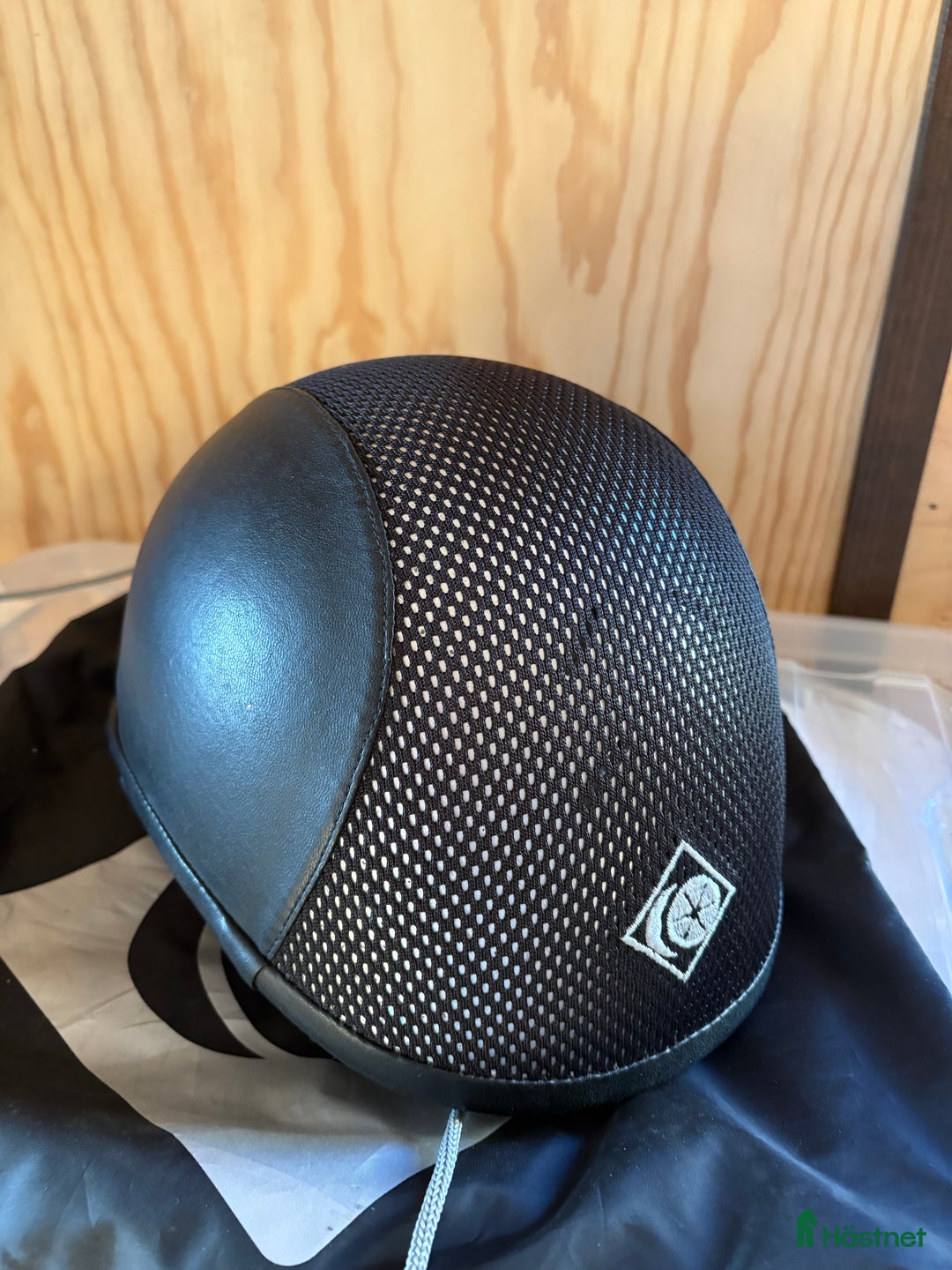 Hjälmar ryttarutrustning till salu: Charles Owen Ayr8 Leatherlook i Vikbolandet - Annons 3