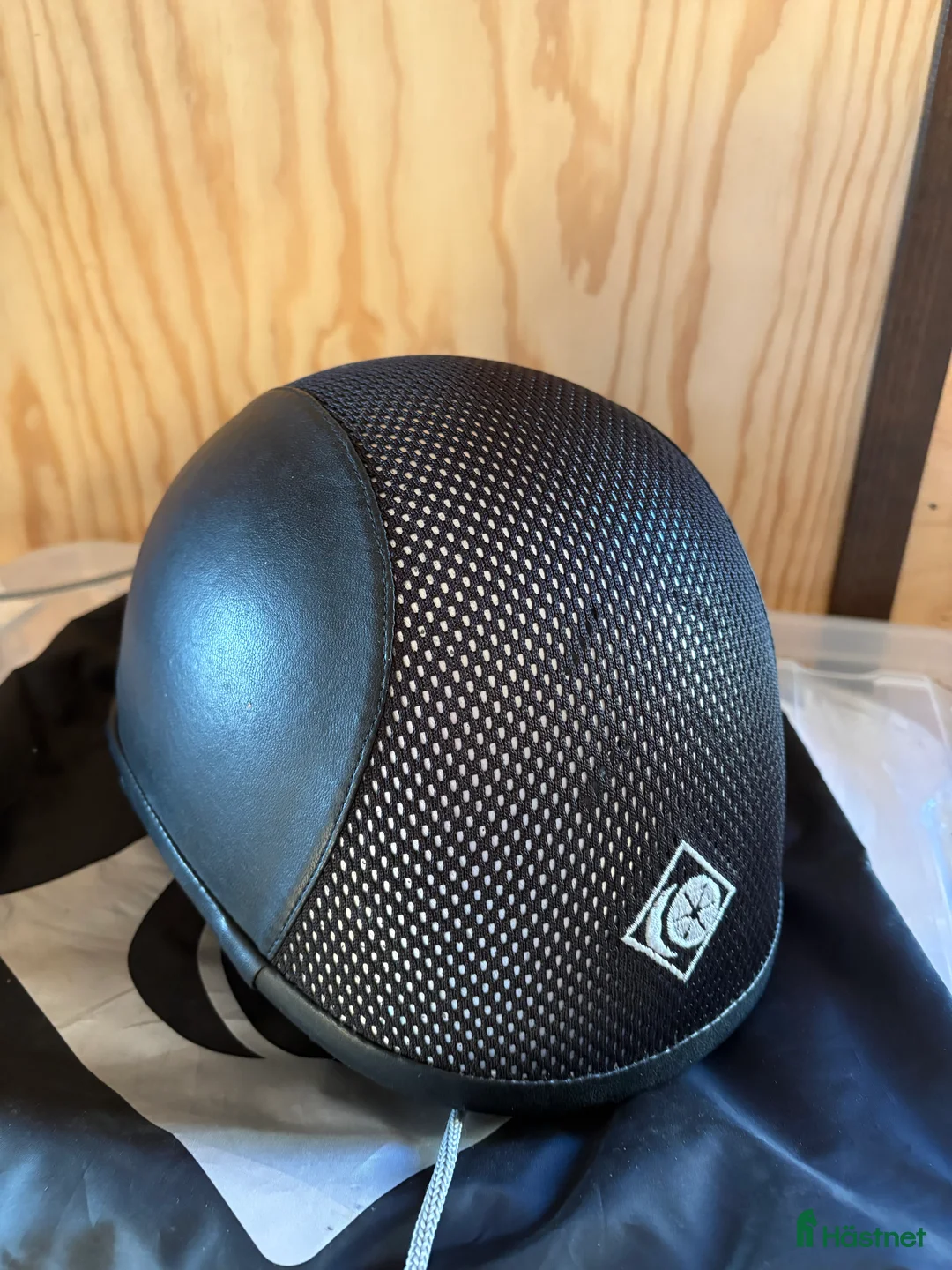 Hjälmar ryttarutrustning till salu: Charles Owen Ayr8 Leatherlook i Vikbolandet - Annons 3