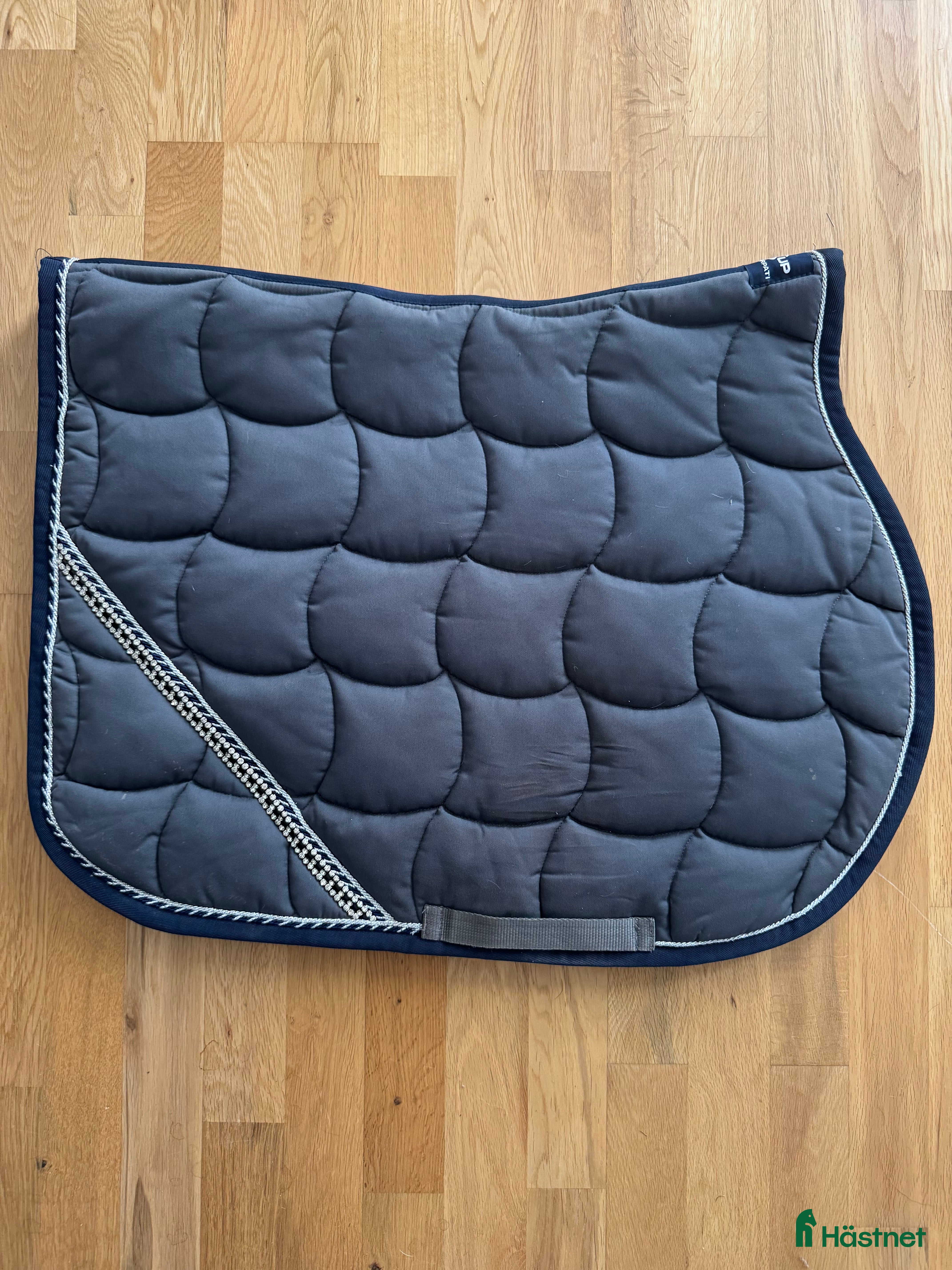 Schabrak & Vojlockar hästutrustning till salu: Super fint Anna Scarpati schabrak  i Ljungby - Annons 6