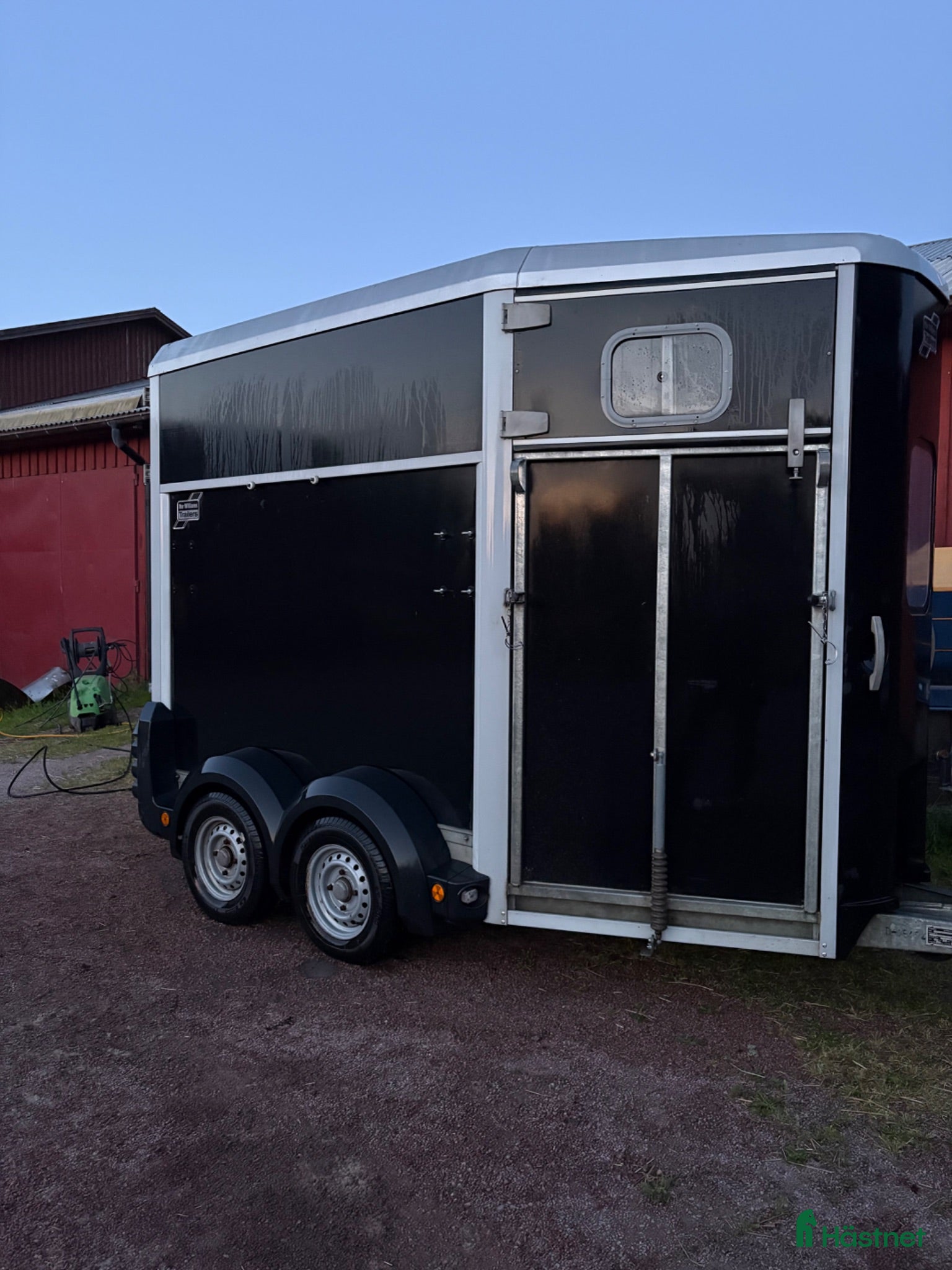 Hästtransporter  fordon & transport till salu: Svart Ifor Williams med fronturlastning - Annons 1