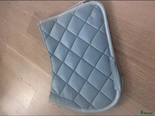 Schabrak & Vojlockar hästutrustning till salu: Fint ljusblått PS i Nynäshamn - Annons 1