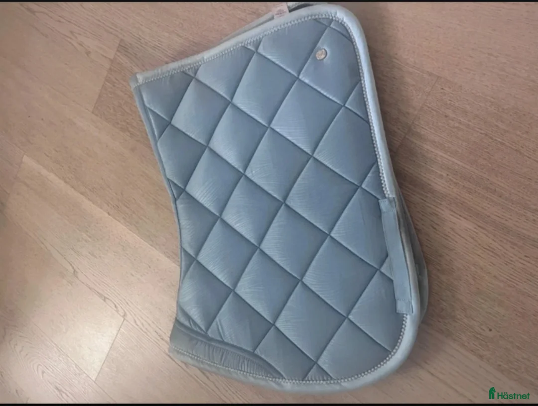 Schabrak & Vojlockar hästutrustning till salu: Fint ljusblått PS i Nynäshamn - Annons 1