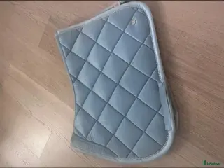 Schabrak & Vojlockar hästutrustning till salu: Fint ljusblått PS i Nynäshamn - Annons 1