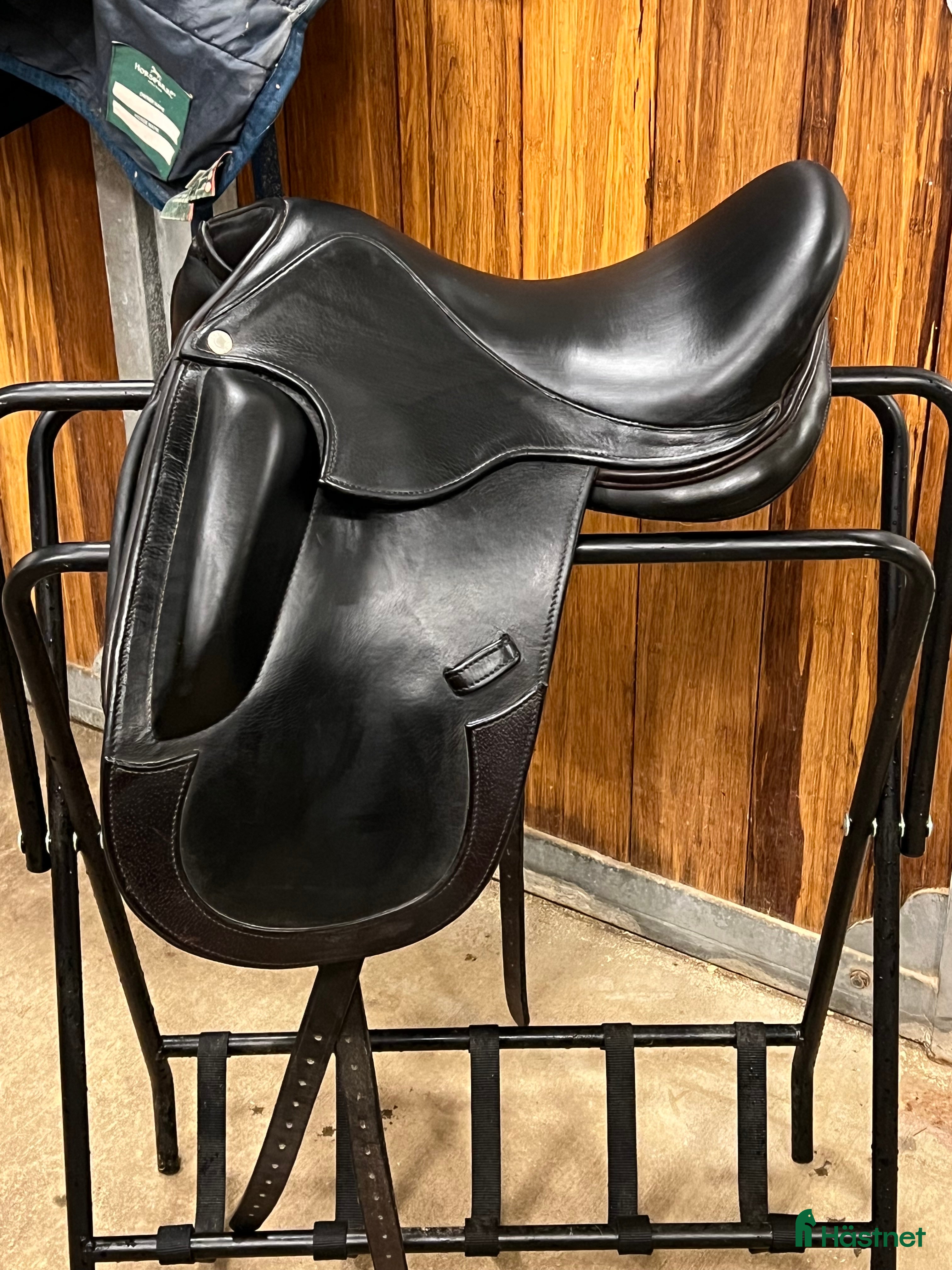 Sadlar hästutrustning Dressyrsadel i fint använt skick - Annons 1