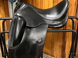 Sadlar hästutrustning Dressyrsadel i fint använt skick - Annons 2