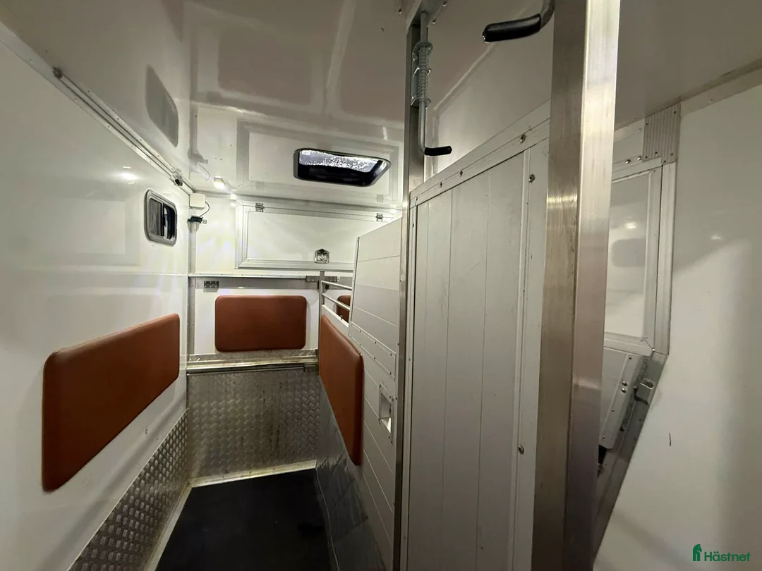 Hästlastbilar  fordon & transport till salu: Hästlastbil - 3 sittplatser och stuteri-inredning i Köping - Annons 7