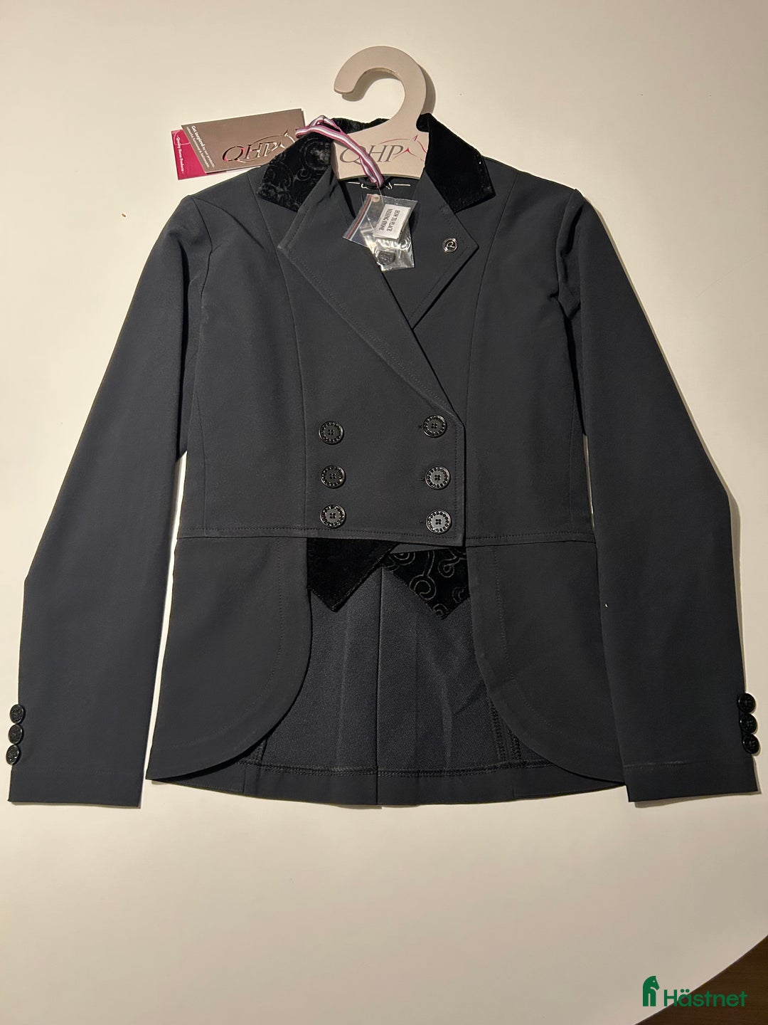 Jackor & Kavajer ryttarutrustning till salu: Nya kavaj i storlek 140 och 164 i Vellinge - Annons 1