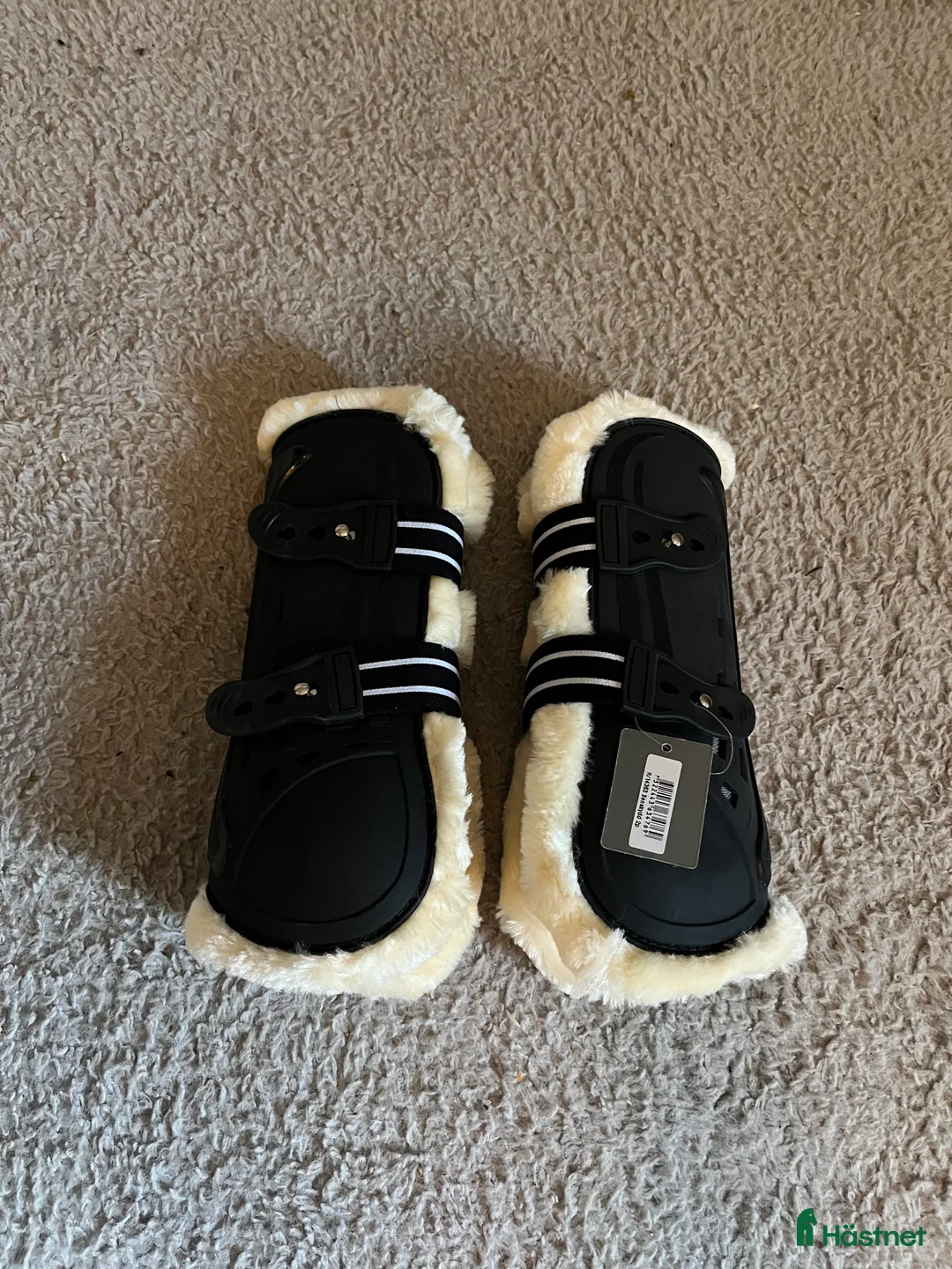 Benskydd hästutrustning till salu: Helt oanvända senskydd med fluff! i Laholm - Annons 1