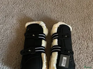 Benskydd hästutrustning Helt oanvända senskydd med fluff! - Annons 1