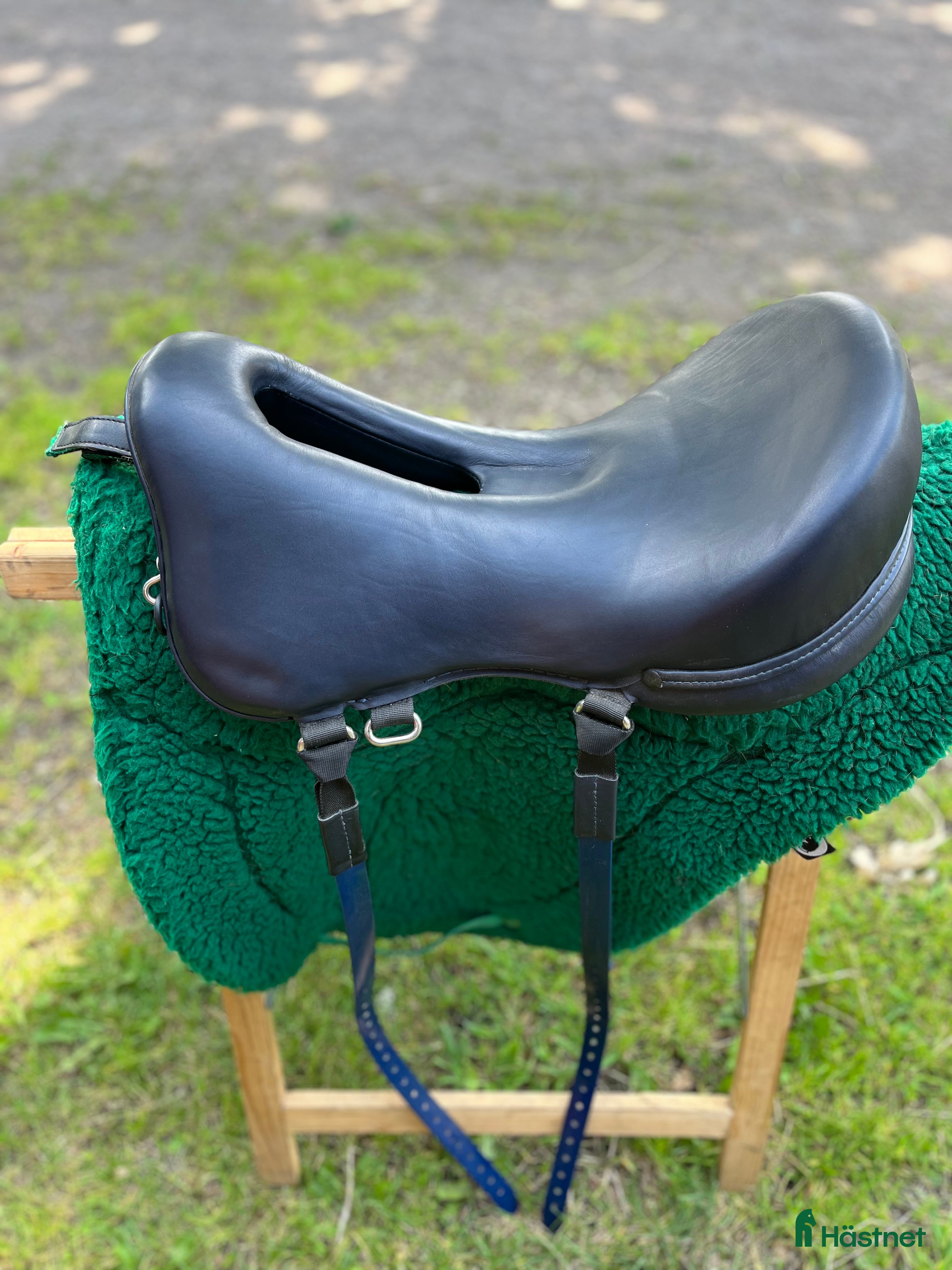 Sadlar hästutrustning till salu: Trevlig lättvikts sadel säljes  i Hässleholm - Annons 1