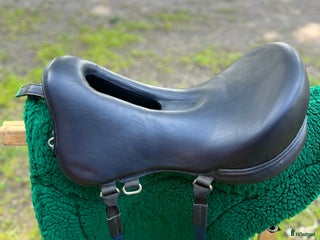 Sadlar hästutrustning till salu: Trevlig lättvikts sadel säljes i Hässleholm - Annons 1