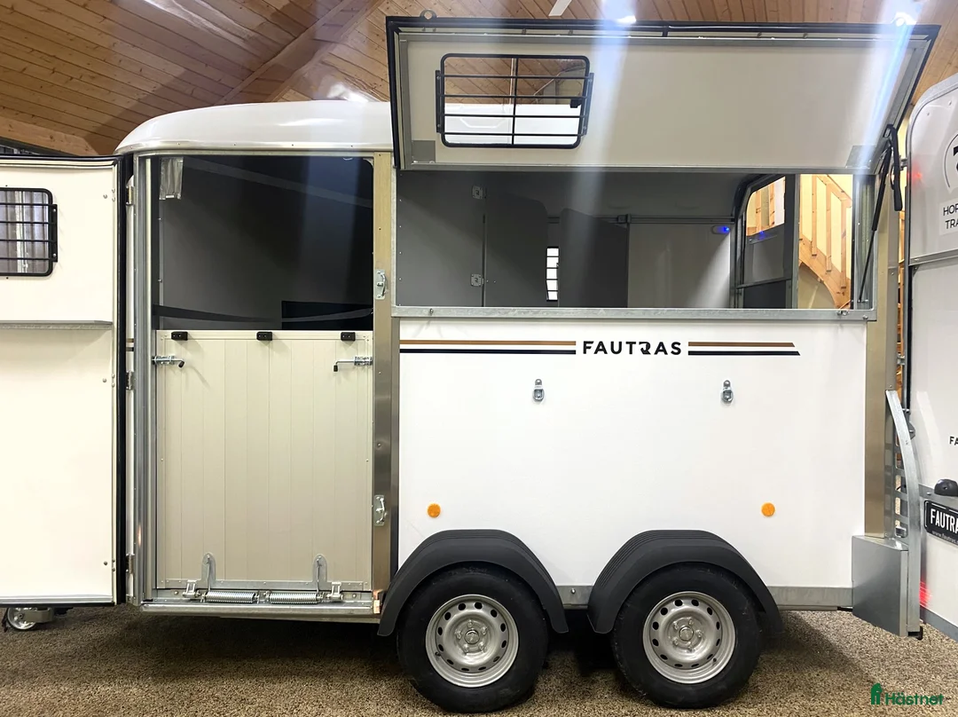 Hästtransporter  fordon & transport till salu: Oblic X -stor diagonallastad modell + sadelkammare - Annons 32