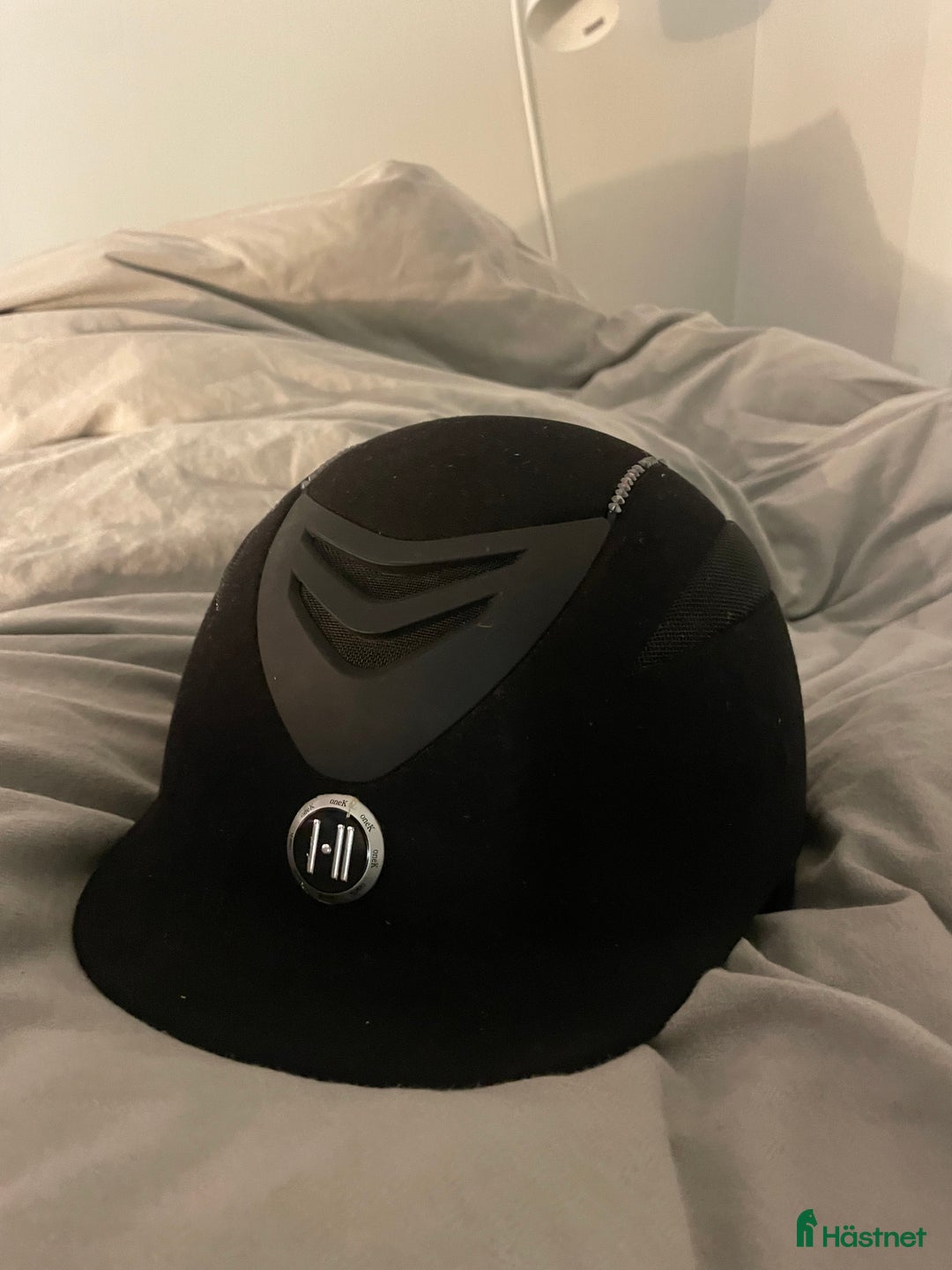 Hjälmar ryttarutrustning till salu: OneK hjälm - Annons 2