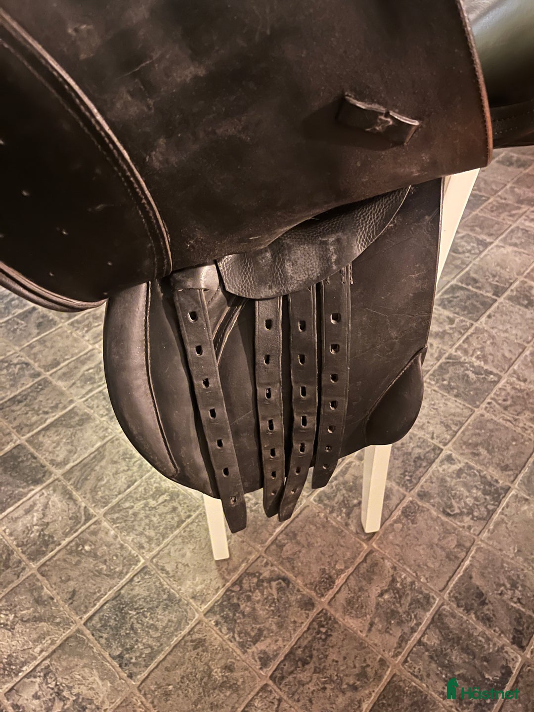 Sadlar hästutrustning till salu: HdR hoppsadel 17” i Öregrund - Annons 3