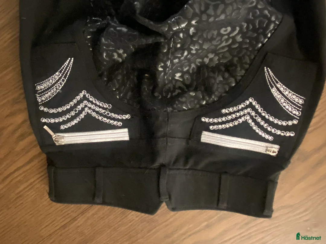 Ridbyxor ryttarutrustning till salu: Ridbyxor med snygga detaljer  i Varberg - Annons 1