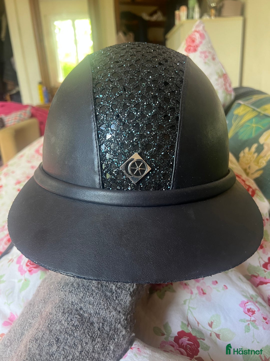 Hjälmar ryttarutrustning till salu: Charles owen i Ängelholm - Annons 1