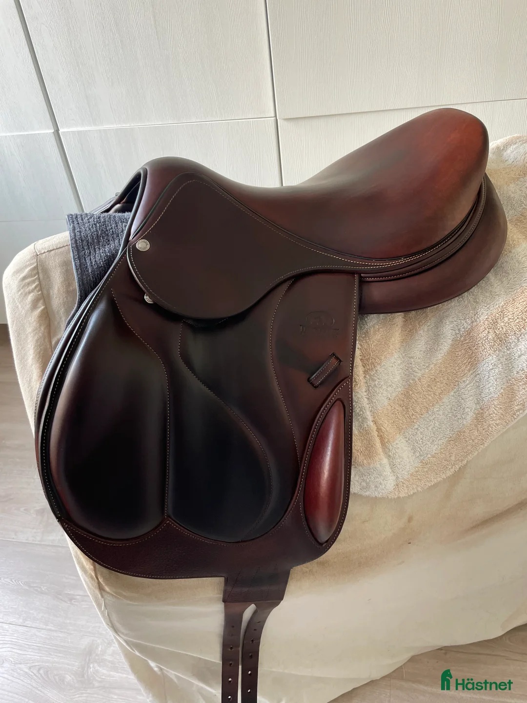 Sadlar hästutrustning till salu: Devoucoux hoppsadel i Klintehamn - Annons 1