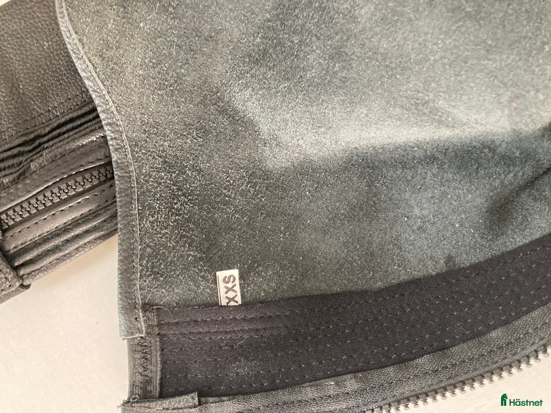 Övrig Ryttarutrustning ryttarutrustning till salu: Short chaps i skinn i Vallentuna - Annons 2