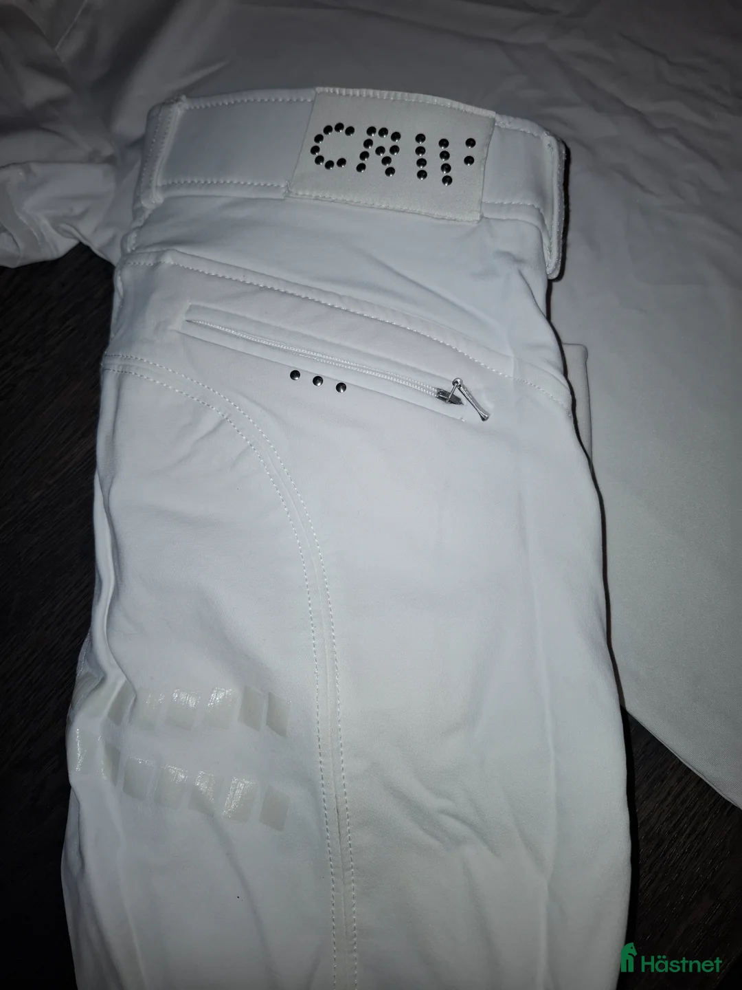 Ridbyxor ryttarutrustning till salu: Vita tävlingsridbyxor & kortärmad jumper  i Töreboda - Annons 3