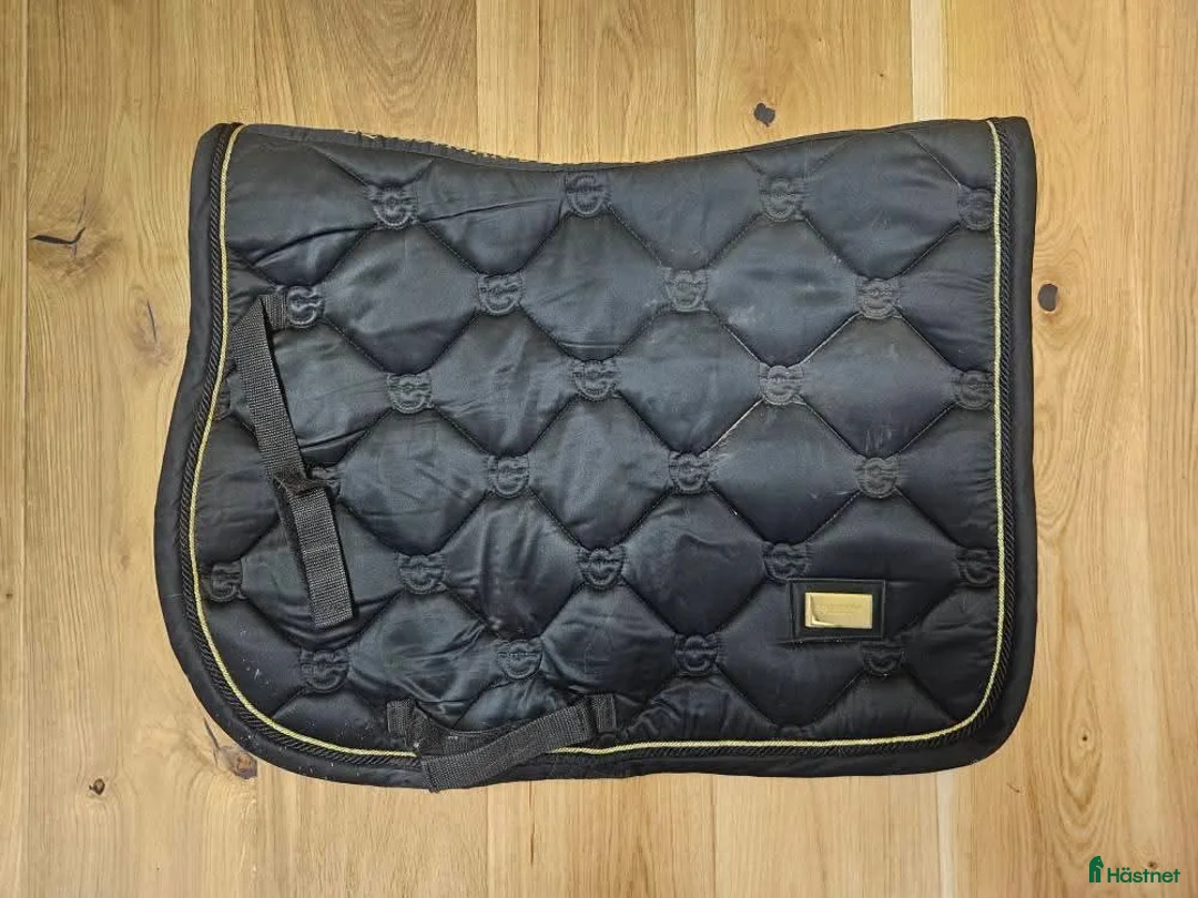 Schabrak & Vojlockar hästutrustning till salu: Utrensning märkesschabrak i Bandhagen - Annons 1